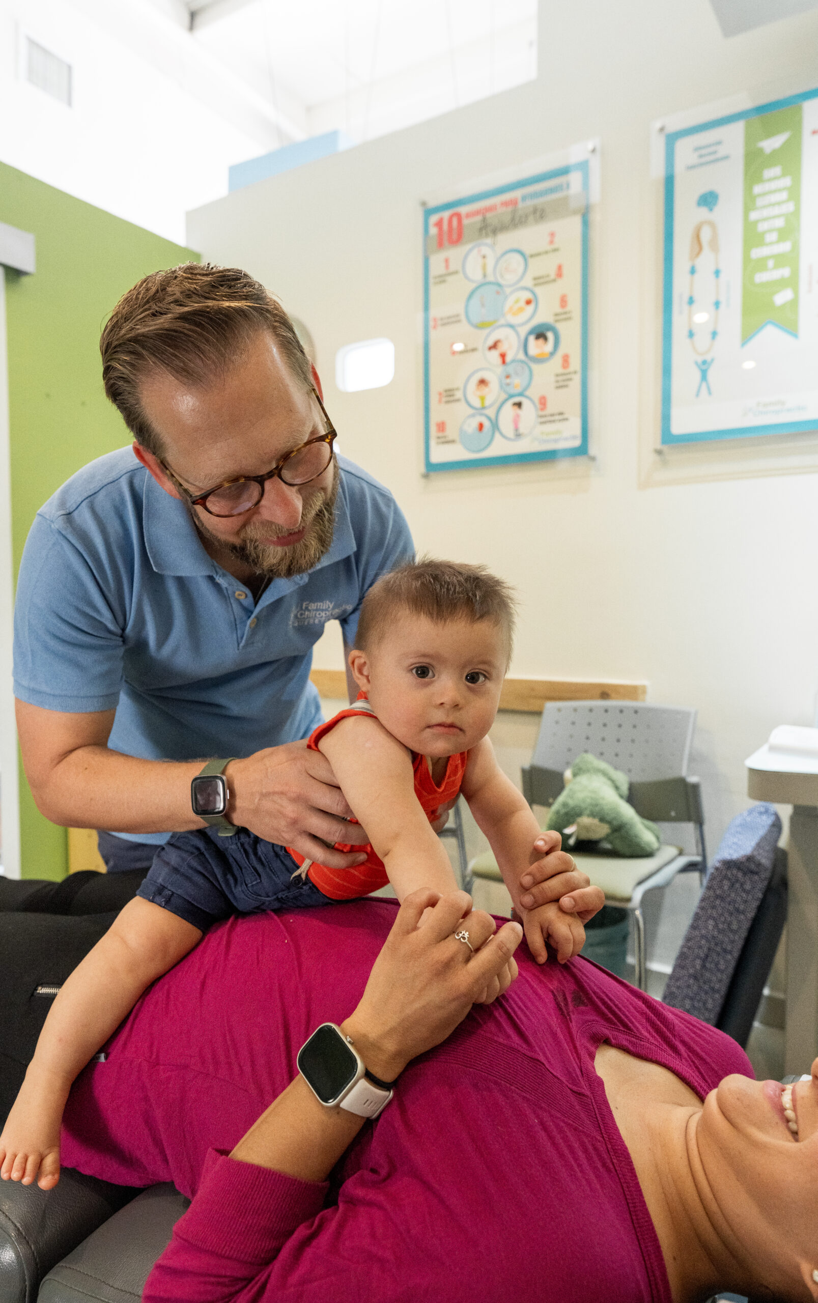 Ajuste quiropráctico con paciente en Family Chiropractic Querétaro