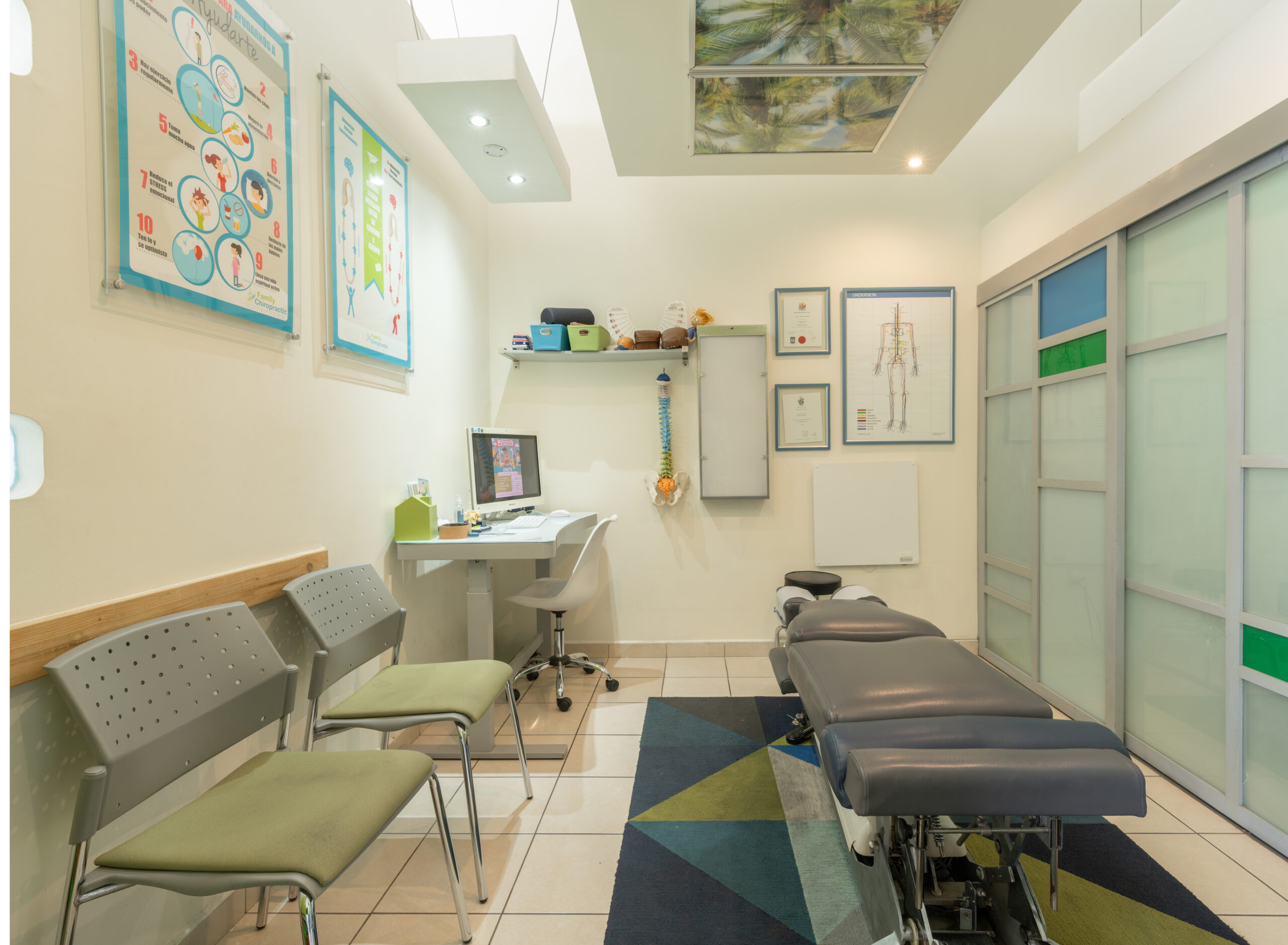 Pasillo y área de consulta en Family Chiropractic Querétaro