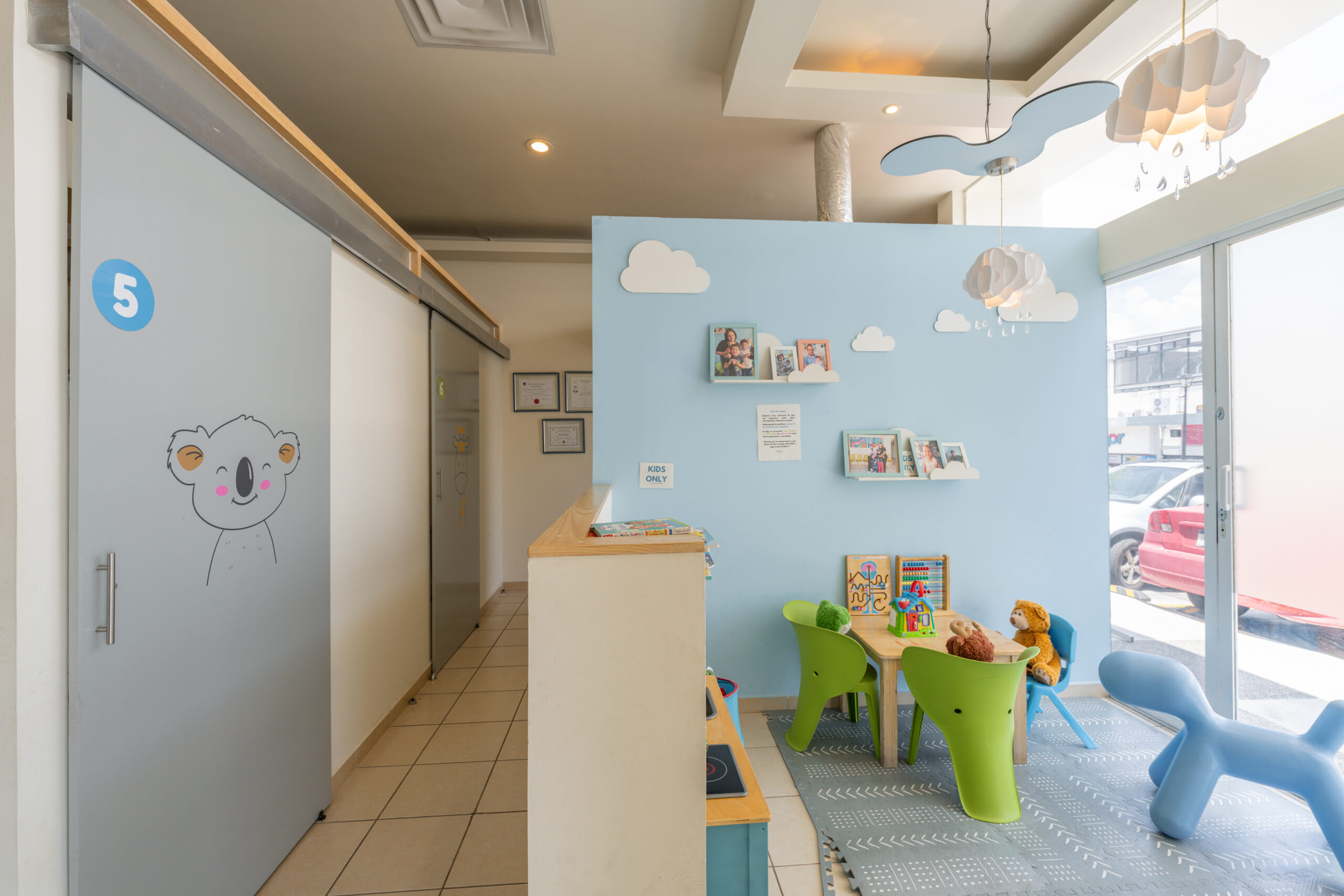 Espacio de juego interior para pacientes pediátricos