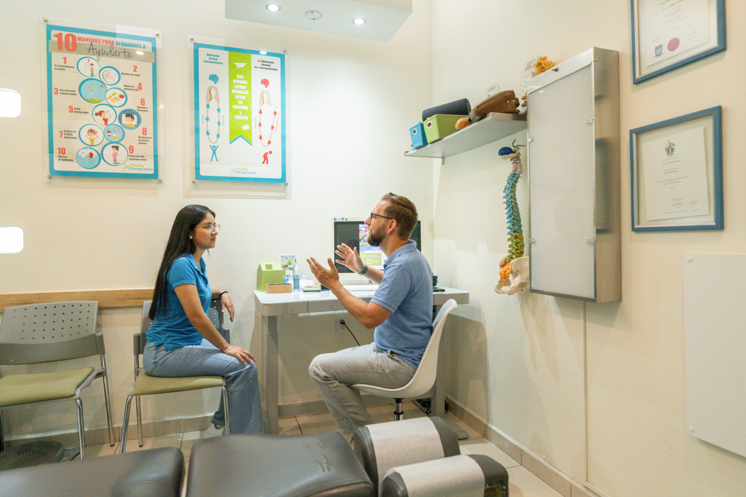 Ambiente de consulta familiar dentro de la clínica