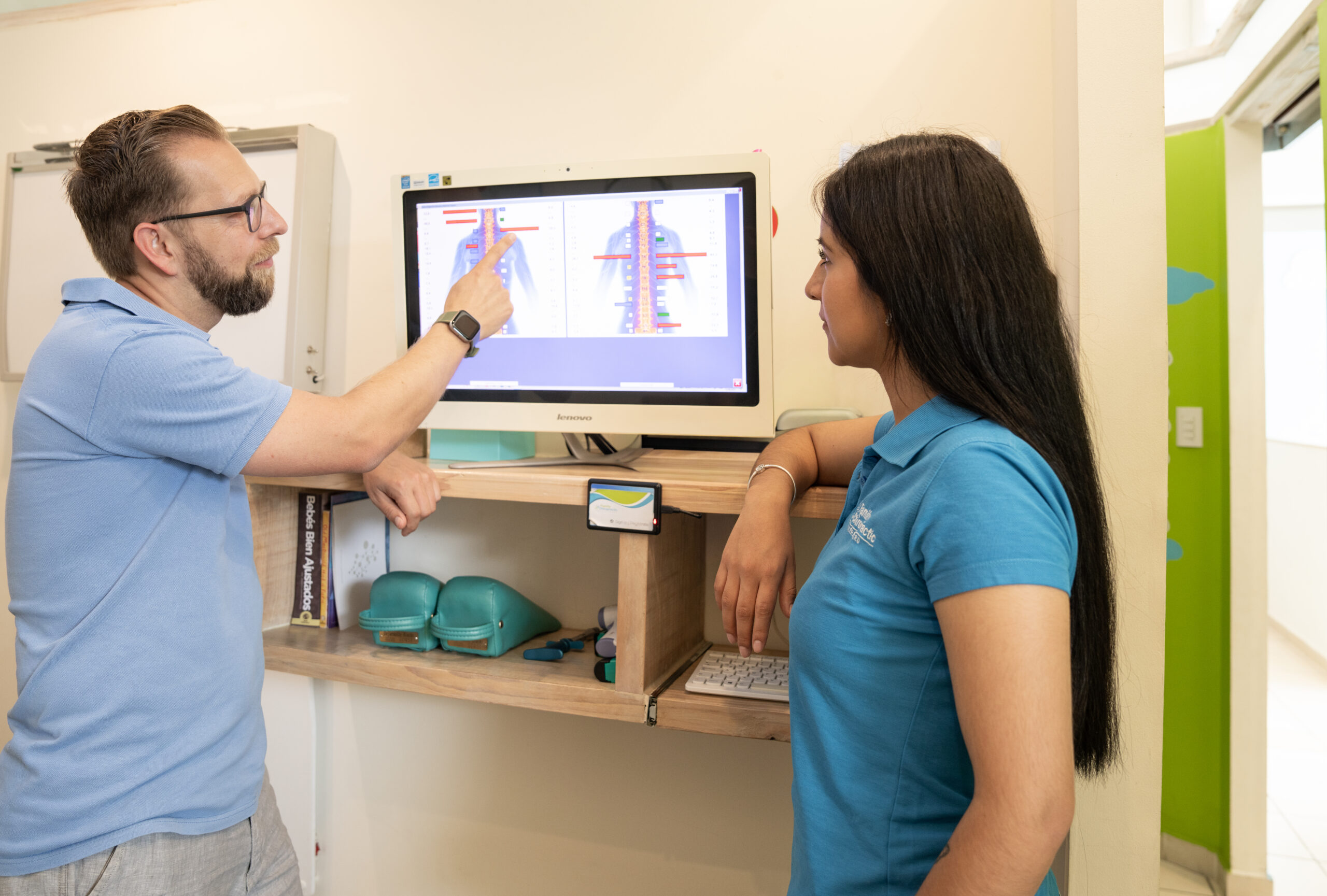 Doctores analizando resultados con padres e hijo