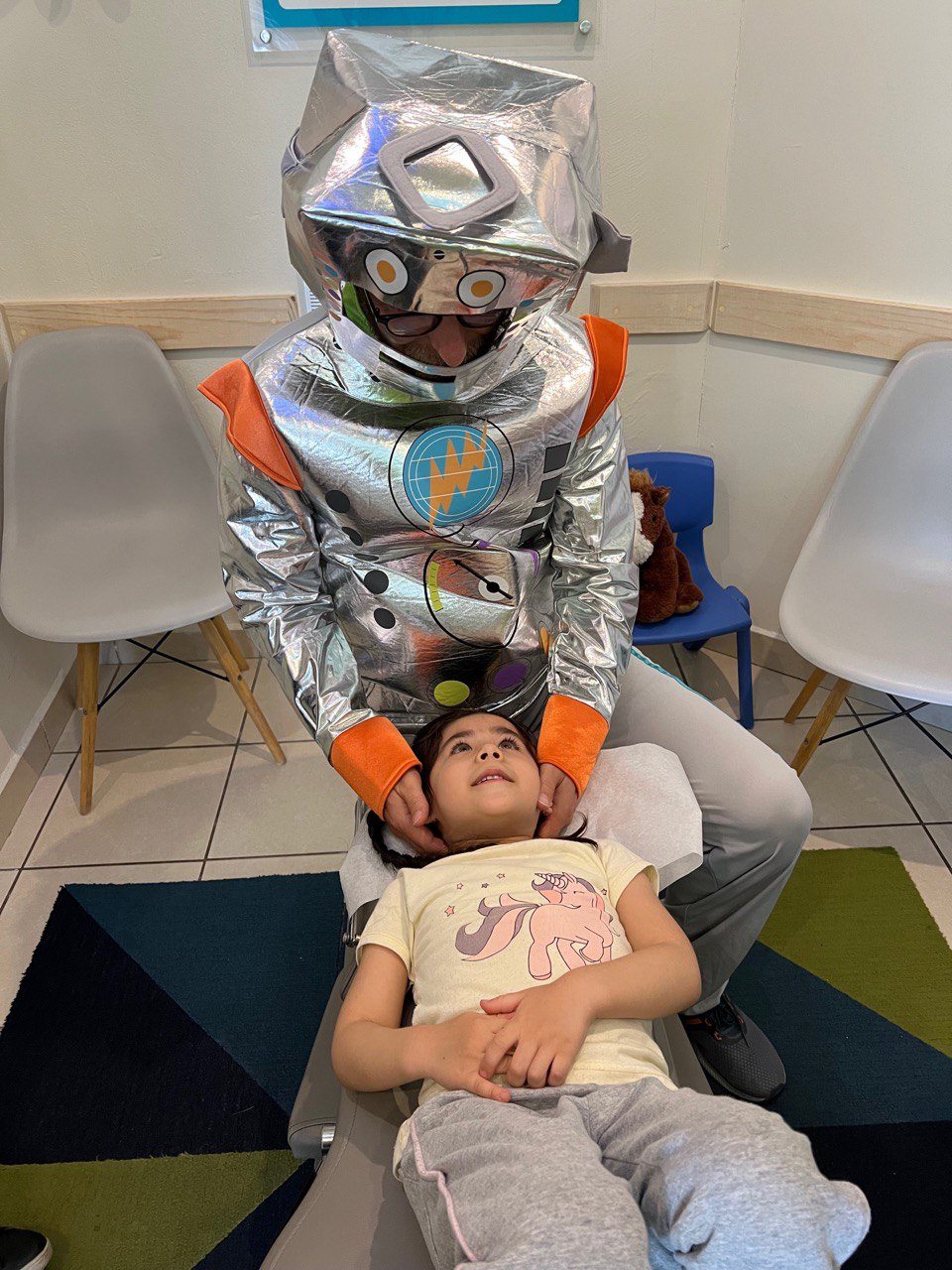 Niño feliz con doctor disfrazado